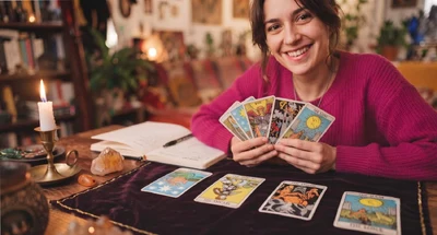 Simonetta (358), cartomante Cartomanzia.com: consulti telefonici di tarocchi e cartomanzia